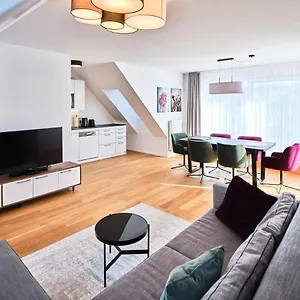Apartman Myfavorit - Spacious Next To Puplic Transport U1 Direct Connection To Citycenter, Bécs